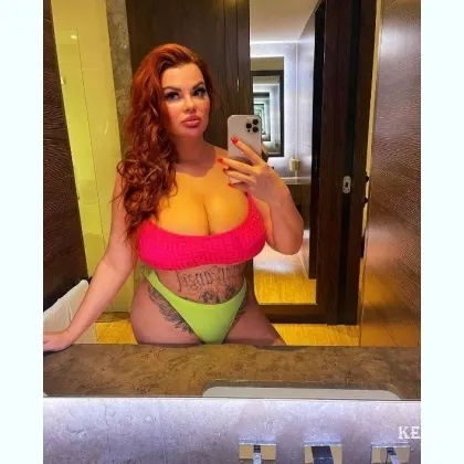 Сладкие моменты под красными огнями. Нежные прикосновения, выезд.