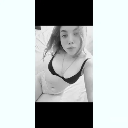 Дві дівчини чекають на знайомства з новими чоловіками