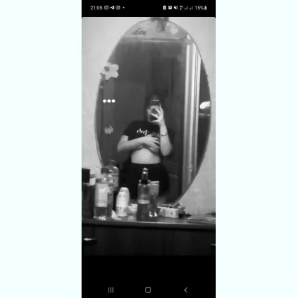 Дві дівчини чекають на знайомства з новими чоловіками