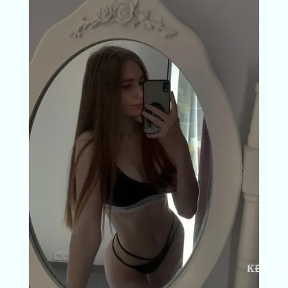 Приватное шоу с танцем и влажными поцелуями